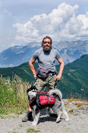 Mochila para perro iEnergy MAL, ajustable y transpirable para aventuras al aire libre.